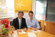 Bürgermeister Dr. Franz Kahle und Landrätin Kirsten Fründt unterzeichnen die Kooperationsvereinbarung zum Ausbau der Energiesprechstunden.