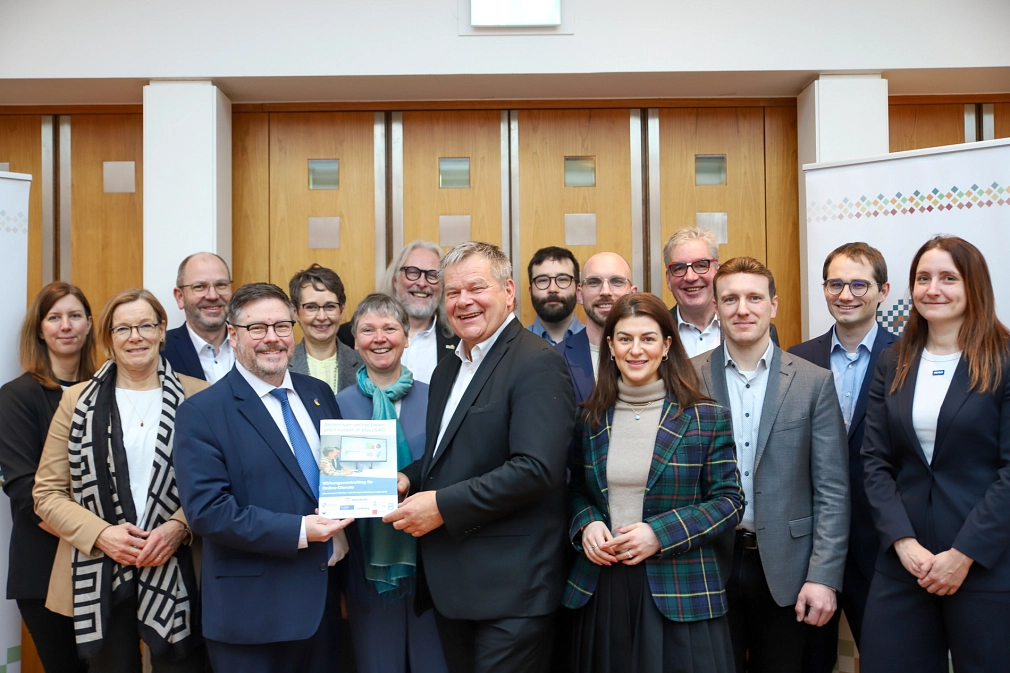 Der Oberbürgermeister übergibt einer Personengruppe die Projektbroschüre.