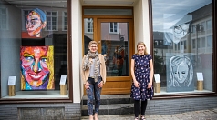 Quartiersmanagerin Nadine Kümmel begrüßt Lucia Lange, die ihre Porträts von Frauen ab sofort und bis 3. Juni im „VielRAUM“ in der Barfüßerstraße 48 ausstellt.