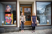 Quartiersmanagerin Nadine Kümmel begrüßt Lucia Lange, die ihre Porträts von Frauen ab sofort und bis 3. Juni im „VielRAUM“ in der Barfüßerstraße 48 ausstellt.