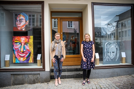 Quartiersmanagerin Nadine Kümmel begrüßt Lucia Lange, die ihre Porträts von Frauen ab sofort und bis 3. Juni im „VielRAUM“ in der Barfüßerstraße 48 ausstellt. © Freya Altmüller, Stadt Marburg