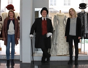 Quartiersmanagerin Nadine Kümmel (l.) und Daniela Maurer vom Stadtmarketing begrüßen Björn Kleiner und seine Ausstellung historischer Kostüme im neuen „VielRAUM“ der Oberstadt in der Barfüßerstraße 48.