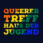 Eine Grafik mit dem Schriftzug "Queerer Treff - Haus der Jugend" in Regenbogen-Farben auf einem schwarzen Hintergrund.
