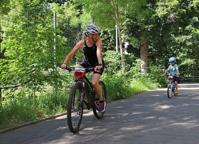 Eine Frau und ein Kind fahren Fahrrad. Sie nehmen am Familientriathlon teil.&nbsp;&copy;&nbsp;Stefanie Ingwersen, Stadt Marburg