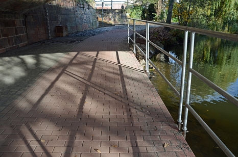 Die Fahrradwege unter der Weidenhäuser Brücke sind wieder befahrbar. © Thomas Steinforth, Stadt Marburg