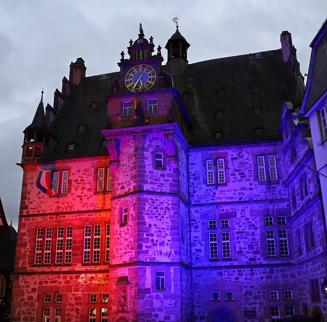 Das Marburger Rathaus ist in den Farben blau-orange beleuchtet.&nbsp;&copy;&nbsp;Stefanie Ingwersen, Stadt Marburg
