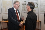 Oberbürgermeister Egon Vaupel (links) gratulierte Architekt Dirk Pussert zum ersten Platz des Wettbewerbs.