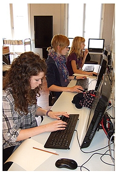Drei Schülerinnen recherchieren an den PCs in der Stadtbücherei. © Universitätsstadt Marburg
