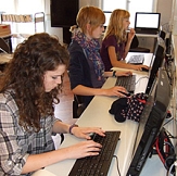 Schülerinnen beim Recherchieren am PC © Universitätsstadt Marburg