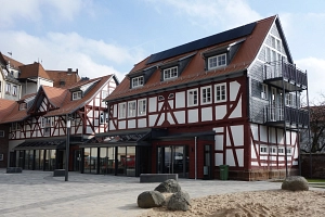 Remisen 2016 Die sanierten Remisen: Denkmalgeschützte Fachwerk-Gebäude mit Photovoltaikanlage auf dem Dach