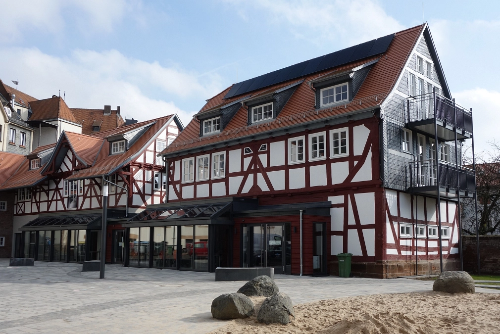Remisen 2016 Die sanierten Remisen: Denkmalgeschützte Fachwerk-Gebäude mit Photovoltaikanlage auf dem Dach © Universitätsstadt Marburg