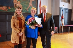 Renate Schöffmann mit Oberbürgermeister Dr. Thomas Spies und Bürgermeisterin Nadine Bernshausen. © Beatrix Achinger, i.A.d. Stadt Marburg