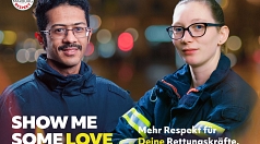 Es handelt sich um ein Plakat, das einen Feuerwehrmann und eine Feuerwehrfrau zeigt. Auf dem Plakat sind die Aufschriften "Shwo me some Love" und "Mehr Respekt für deine Rettungskräfte" zu lesen.