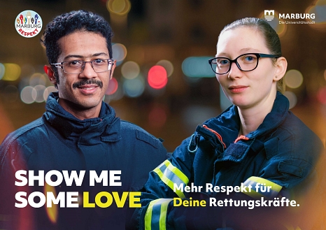 Es handelt sich um ein Plakat, das einen Feuerwehrmann und eine Feuerwehrfrau zeigt. Auf dem Plakat sind die Aufschriften "Shwo me some Love" und "Mehr Respekt für deine Rettungskräfte" zu lesen.