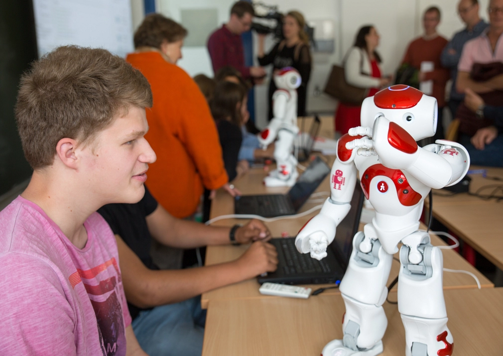 "Nao" tanzt auf Befehl der Schüler beim Robotikum.&nbsp;&copy;&nbsp;Stadt Marburg, Patricia Grähling