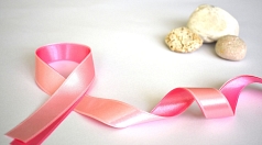 Rosa Schleife als Zeichen für den internationalen Brustkrebsmonat Oktober