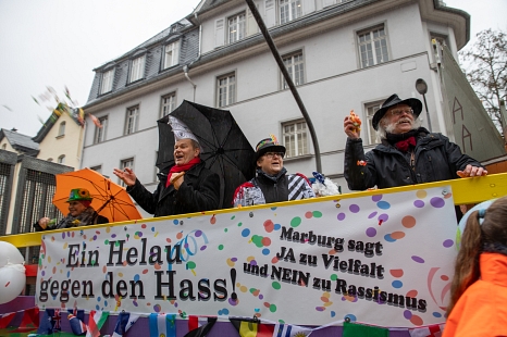 Der Magistratswagen fuhr unter dem Motto „Ein Helau gegen den Hass“ im Rosenmontagszug mit. © Patricia Grähling, Stadt Marburg