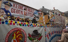 Das Prinzenpaar gestaltete seinen Motivwagen unter dem Motto „Keine Gewalt gegen Retter“. © Patricia Grähling, Stadt Marburg
