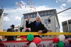 Marburgs Karnevalsdezernent Oberbürgermeister Dr. Thomas Spies wirft Kamelle vom Wagen des Magistrats der Universitätsstadt Marburg in die Menge der rund 25.000 Karnevalist*innen. © Patricia Grähling, Stadt Marburg