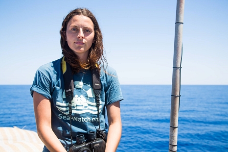 Ruby Hartbrich setzt sich ehrenamtlich in der Seenotrettung auf dem Mittelmehr extremen psychischen und physischen Belastungen aus, um Schiffbrüchigen medizinische Hilfe zu leisten. Dafür wird sie mit dem „Marburger Leuchtfeuer“ 2019 ausgezeichnet. © privat