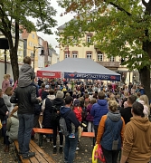 Familienfest am Steinweg: Eine große Menge an Menschen beim Auftritt vom Zauberer Marcelo