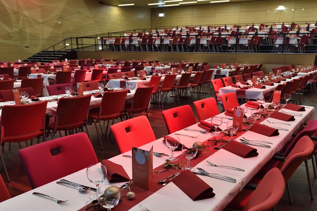 Saal-2 bestuhlt, Bankettoptik.