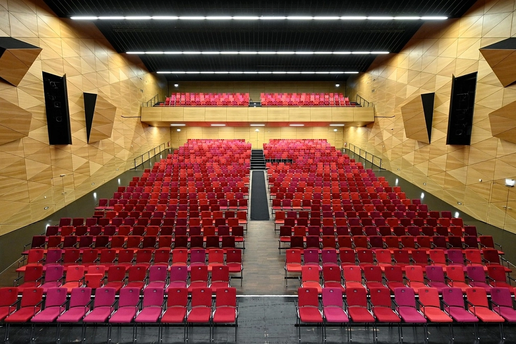 Der Blick von der Bühne frontal auf die bestuhlten Reihen im Saal Nummer 4 im Erwin-Piscator-Haus.