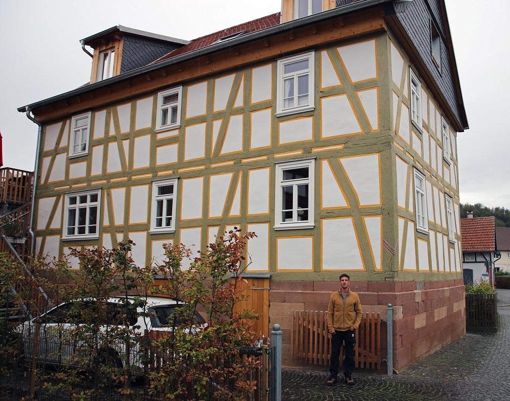 Sascha Wetzstein hat mit Hilfe der Förderung durch das Dorfentwicklungsprogramm ein Bauernhaus aus dem 19. Jahrhundert in Ginseldorf in ein Zweiparteienhaus umgebaut.&nbsp;&copy;&nbsp;Stefanie Ingwersen, Stadt Marburg