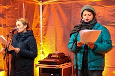 Saskia Boden-Dilling (links) und Jorien Gradenwitz vom Hessischen Landestheater Marburg sprachen auf der Kundgebung. © Freya Altmüller, Stadt Marburg