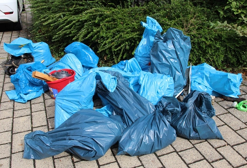 Blaue Säcke gefüllt mit Müll.