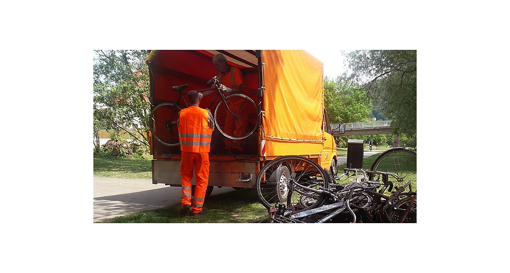 Sauberhafte Lahn Fahrrad Verladen Das Foto zeigt Mitarbeiter des DBM beim Verladen von Fahrrädern, die die DLRG zuvor aus der Lahn geborgen hat. © DBM, Sonja Stender