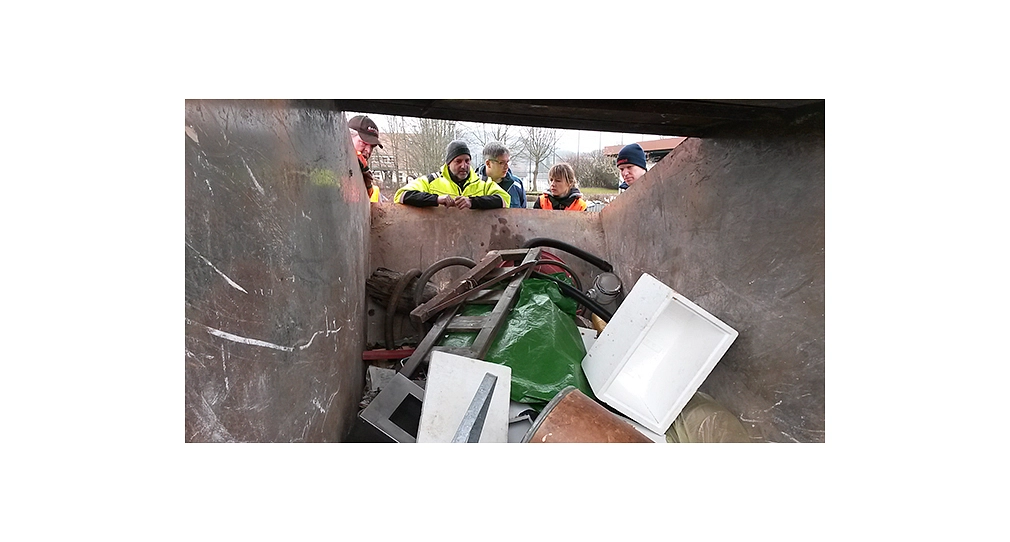 Sauberhafter Frühjahrsputz Elnhausen Blick in Mulde Das Foto zeigt Aktive des Sauberhaften Frühjahrsputz in Elnhausen wie sie in die gefüllte Abfallmulde schauen. © DBM