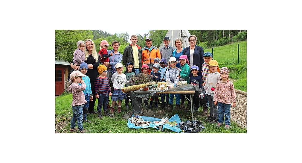 Stadträtin Kirsten Dinnebier dankte den Pfifferlingen stellvertretend für alle teilnehmenden Kinder für ihren Einsatz beim „Sauberhaften Kindertag“. Mit dabei: Mitarbeiter*innen des DBM und des Waldkindergartens am Ortenberg.&nbsp;&copy;&nbsp;Stefanie Ingwersen, Stadt Marburg