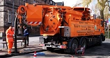 Das Foto zeigt ein Saugspülfahrzeug des DBM im Einsatz auf dem Firmaneiplatz.