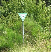 Schild Naturschutzgebiet steht im Grünen
