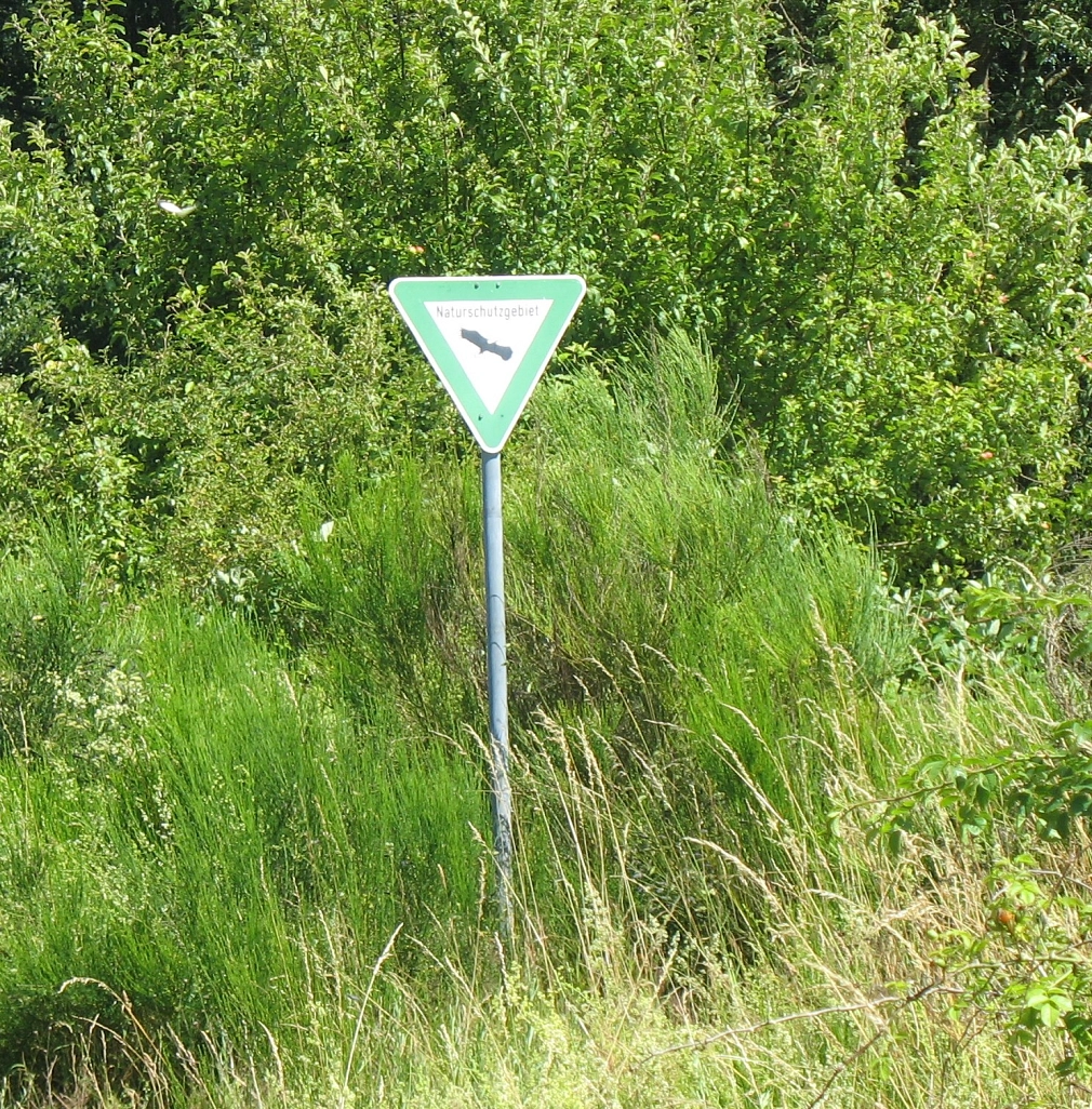Schild Naturschutzgebiet steht im Grünen&nbsp;&copy;&nbsp;Bernd Weimer