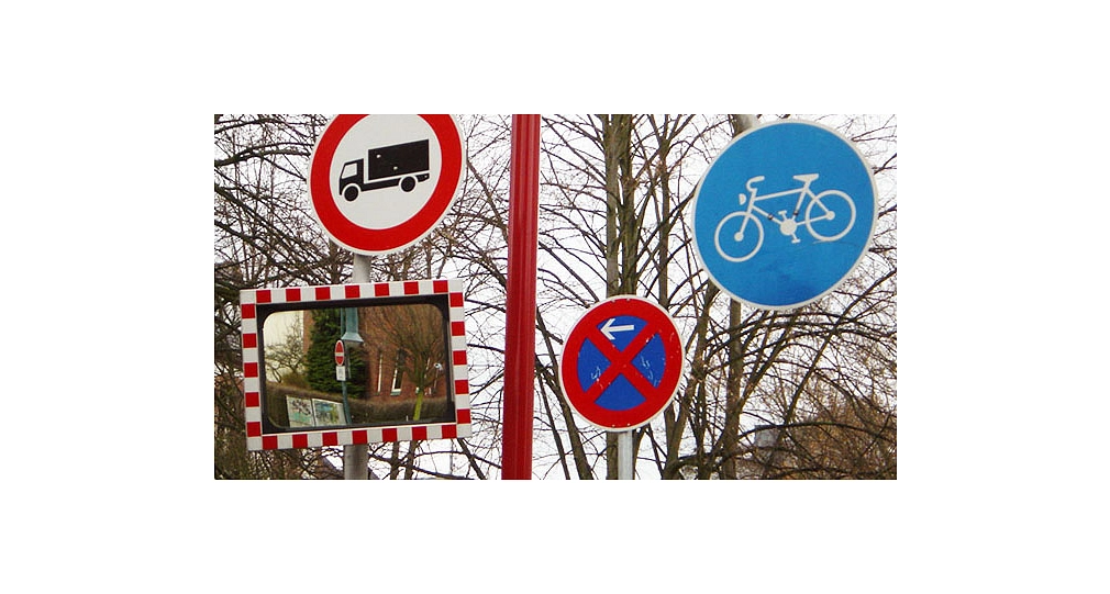 Schilder Das Foto zeigt verschiedene Verkehrsschilder und einen Spiegel an einem Mast. © DBM, Sonja Stender