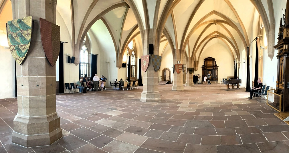 Ein Großer Saal eines Gebäudes.