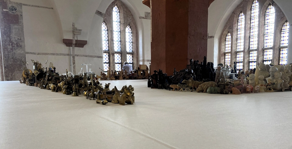Kleine Figuren aus verschiedenen Materialien in der Nahaufnahme.