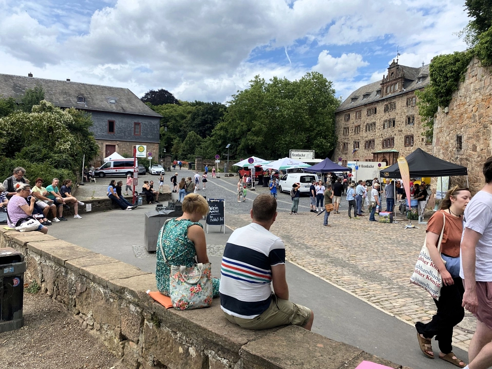 Viele Menschen auf dem Parkplatz des Schlosses.