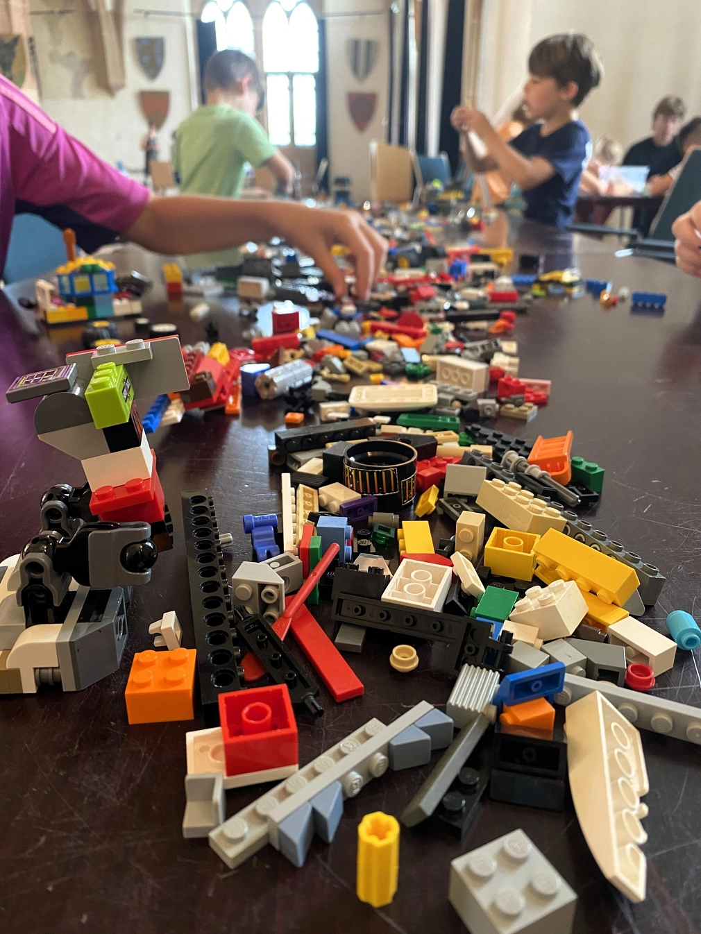 Viele Legosteine liegen auf einem Tisch.