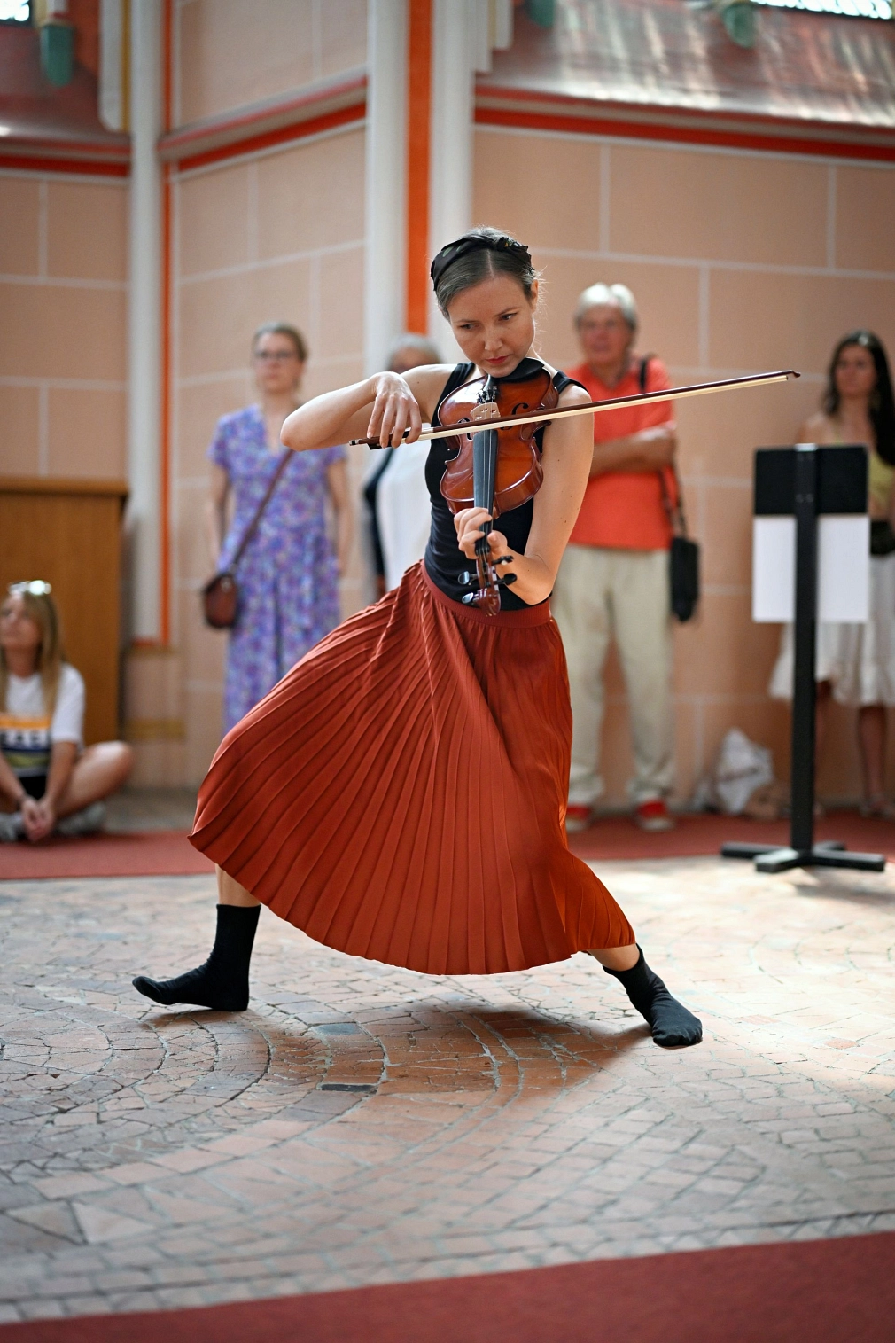 Eine Frau spielt ein Streichinstrument.