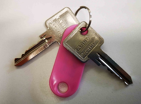 Zwei Schlüssel mit pinken Anhänger © Universitätsstadt Marburg