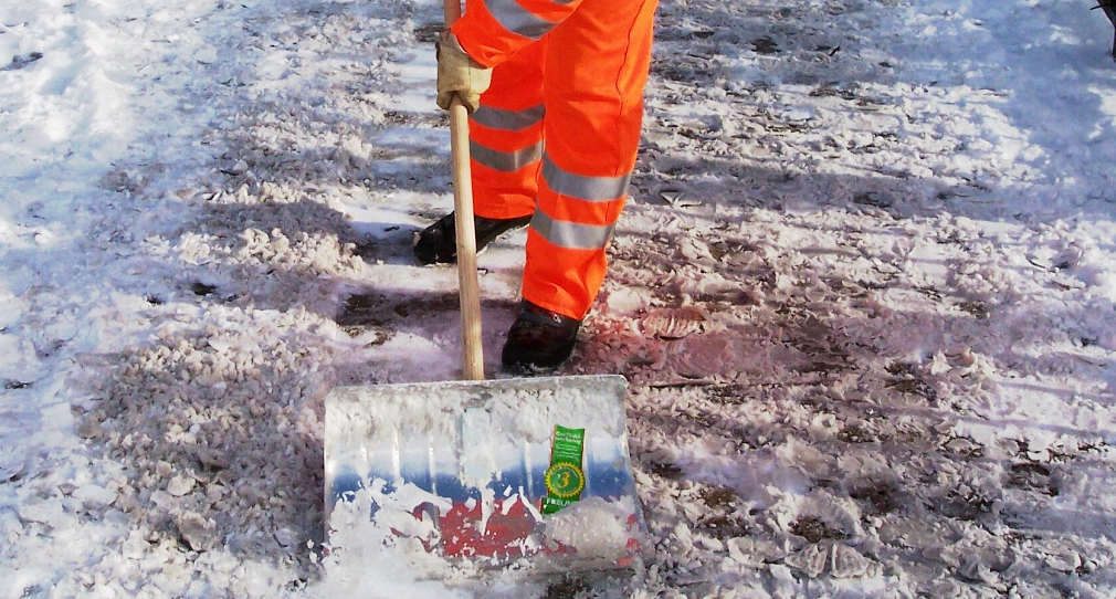 Schneschieber Das Foto zeigt einen Schneeschieber im Einsatz. © DBM, Sonja Stender