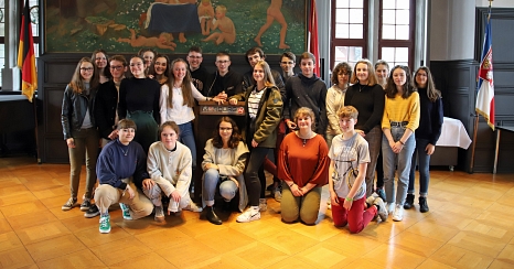 Die Schüler*innen der Oberstufenschule Lycée du Bois d'Amour aus Poitiers im Historischen Rathausaal. © Thomas Steinforth, Stadt Marburg