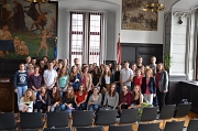 Die Austauschschülerinnen und -schüler aus Ungarn und Tschechien freuten sich, im Historischen Rathaussaal von Stadträtin Dr. Kerstin Weinbach (r.) mit ihren Begleiterinnen und Begleitern sowie Lehrenden empfangen zu werden.