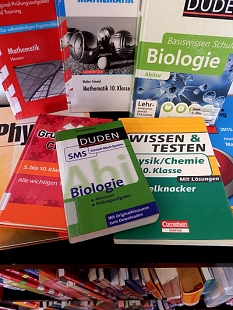 Eine Auswahl an Büchern speziell für Schüler aus den Sachgebieten Biologie, Mathematik, Chemie und Physik.
