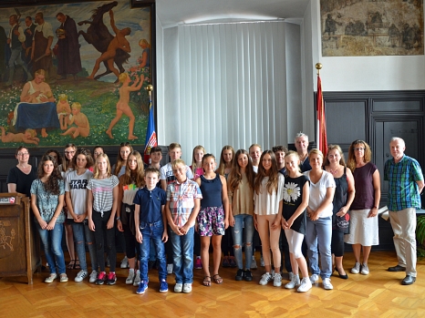 Stadträtin Dr. Kerstin Weinbach (l.) begrüßte 19 Kinder und Jugendliche aus Maribor im Historischen Rathaussaal. © Philipp Höhn, Stadt Marburg