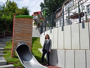 Stadträtin und Schuldezernentin Dr. Kerstin Weinbach freut sich über den umgestalteten Schulhof an der Grundschule Marbach.
