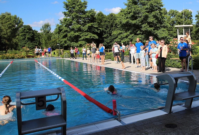 Viele Menschen im Freibad des Marburger AquaMar. Sie gucken beim Familientriathlon zu oder machen mit.&nbsp;&copy;&nbsp;Stefanie Ingwersen, Stadt Marburg